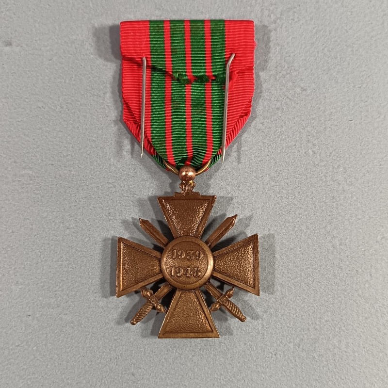 CROIX DE GUERRE DATEE 1939-1945 AVEC UNE ETOILE POUR UNE CITATION A L'ORDRE DU REGIMENT NEUVE DE STOCK EN BOITE CARTON